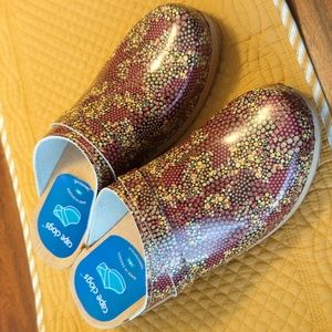 Women's clogs
